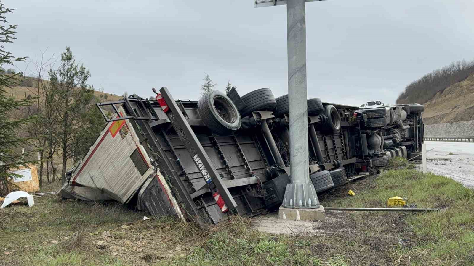 almanyadan-turkmenistana-giden-tir-samsunda-devrildi-1-yarali