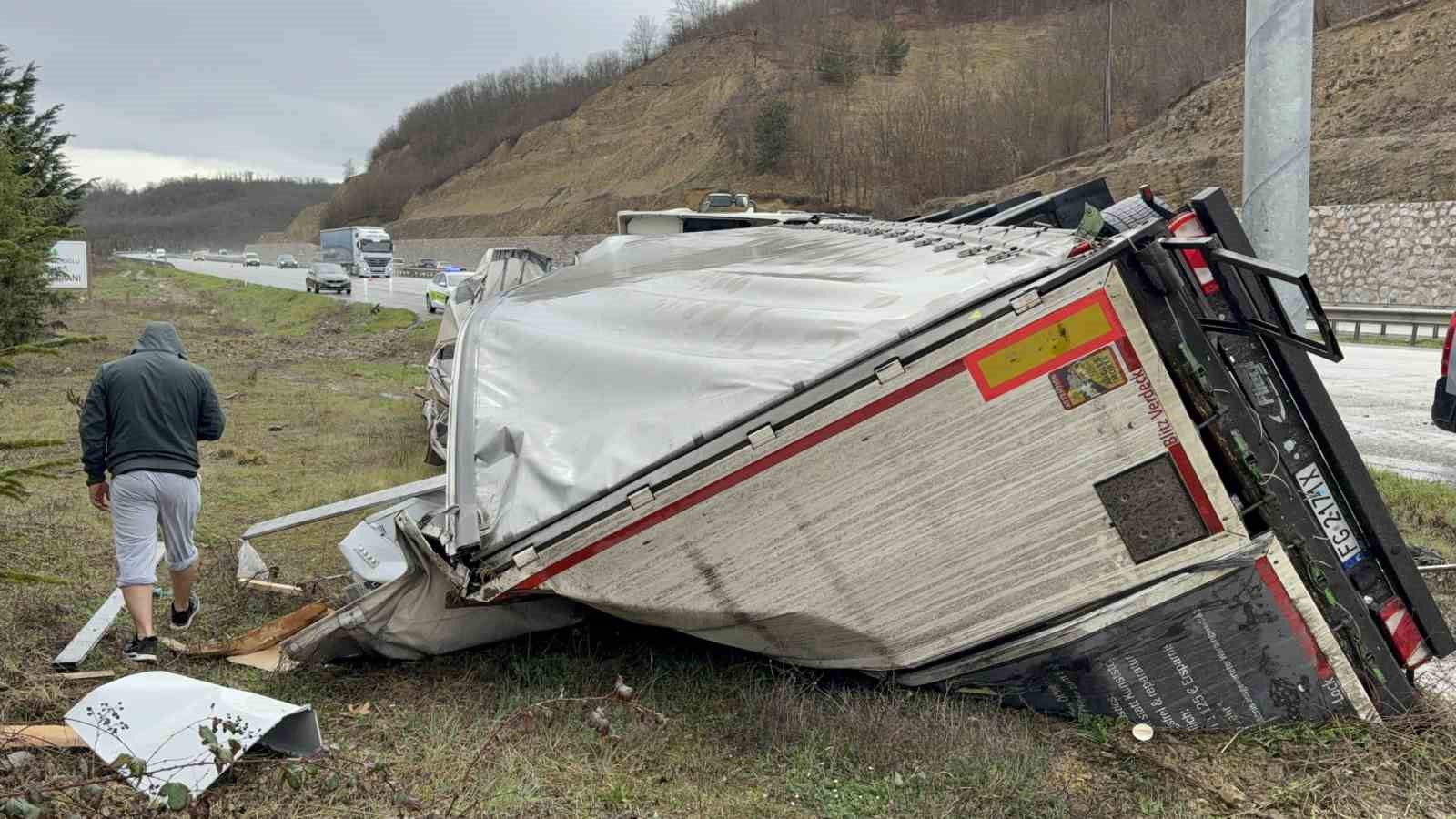 almanyadan-turkmenistana-giden-tir-samsunda-devrildi-1-yarali