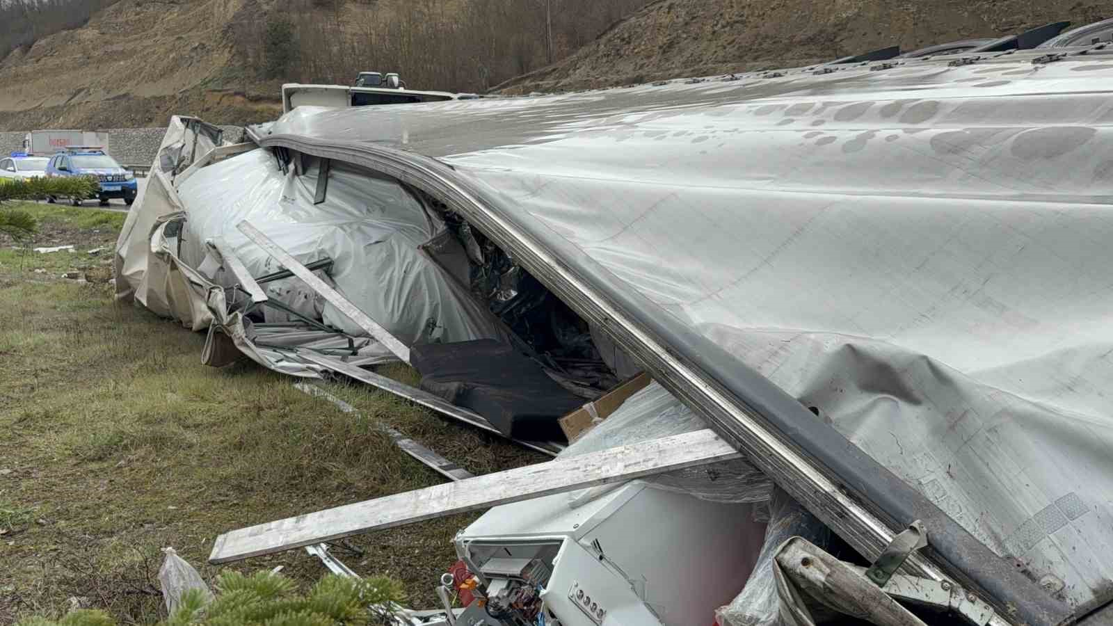 almanyadan-turkmenistana-giden-tir-samsunda-devrildi-1-yarali