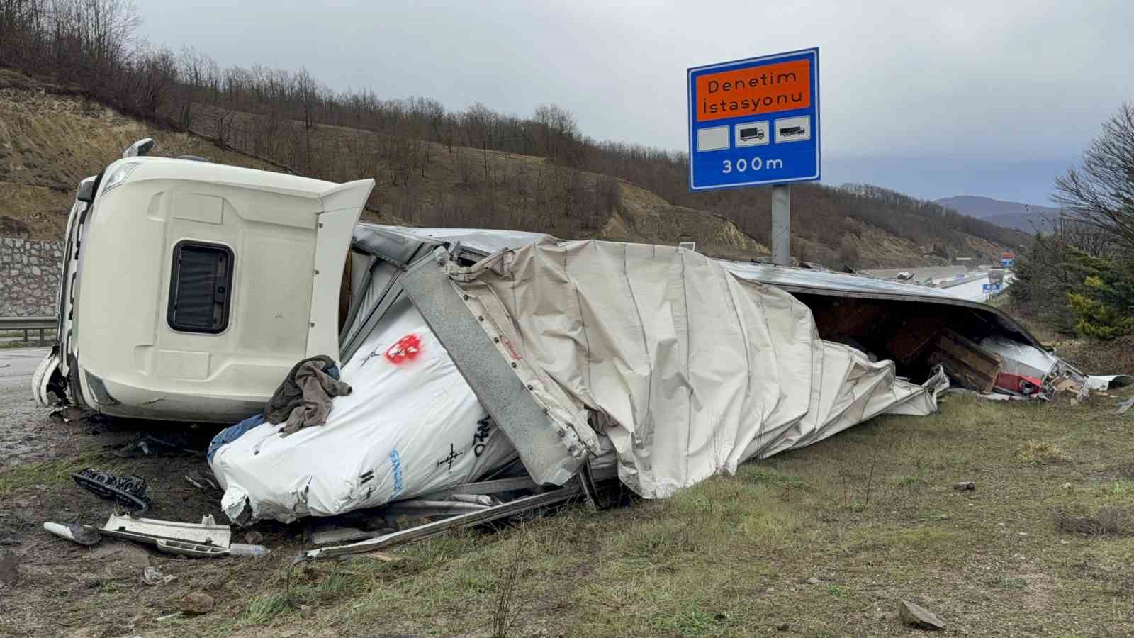 almanyadan-turkmenistana-giden-tir-samsunda-devrildi-1-yarali