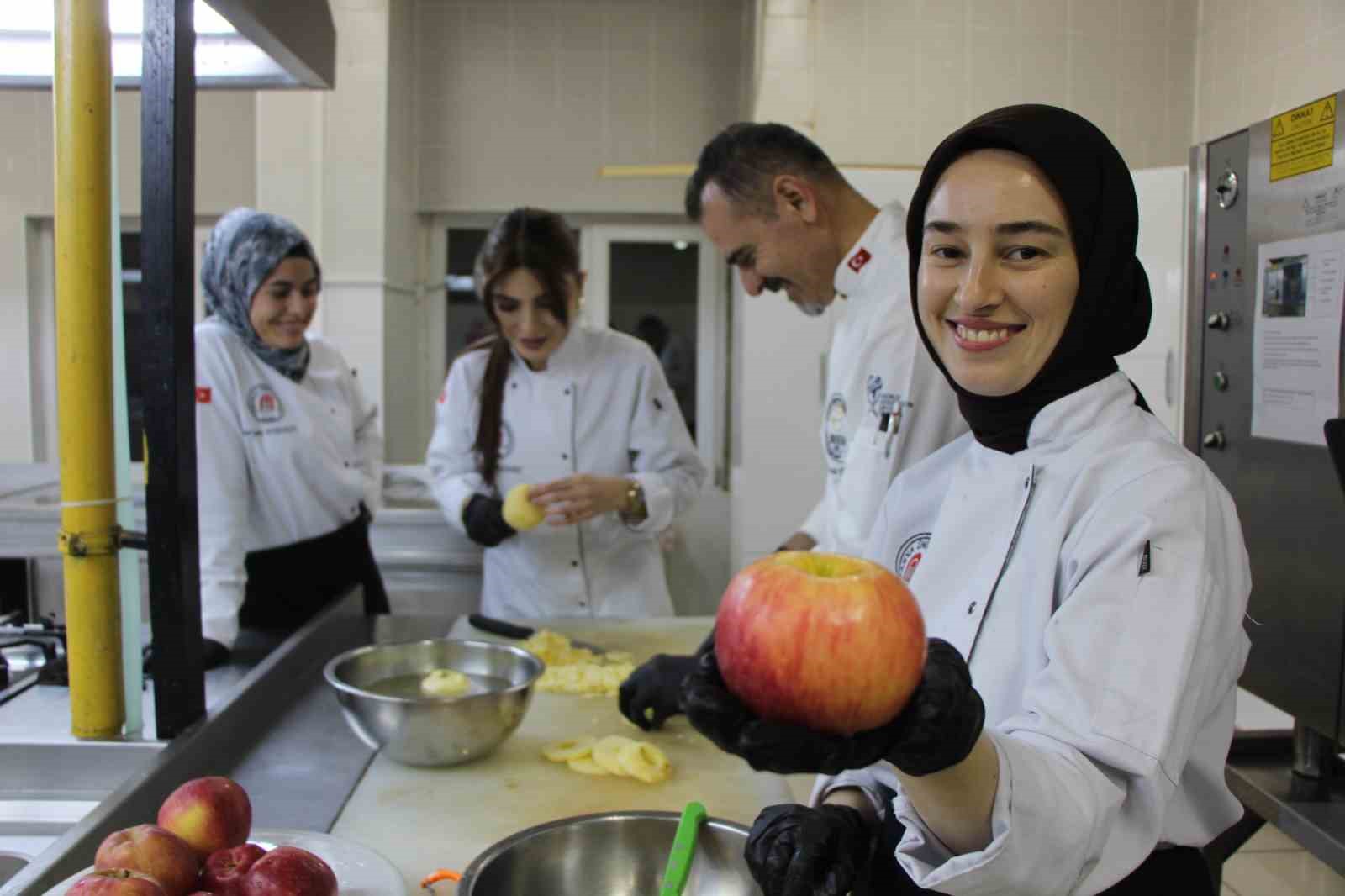 amasyada-2-bin-yildir-yetistirilen-meyveden-yapilan-tatli-elma-tatlisi