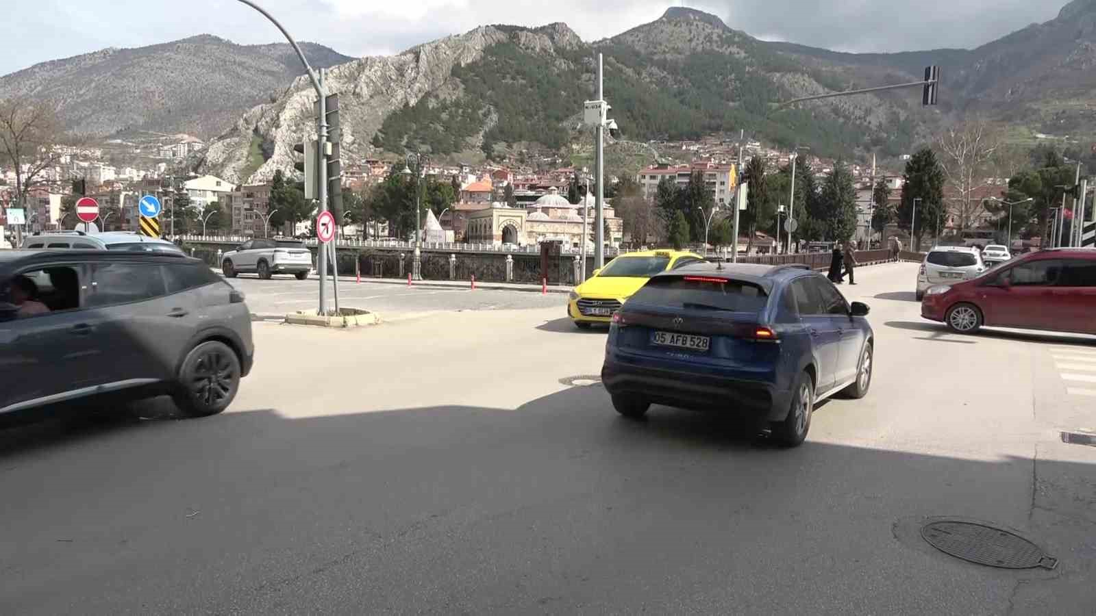 amasyada-otomobilin-carptigi-motosikletli-havada-takla-atti