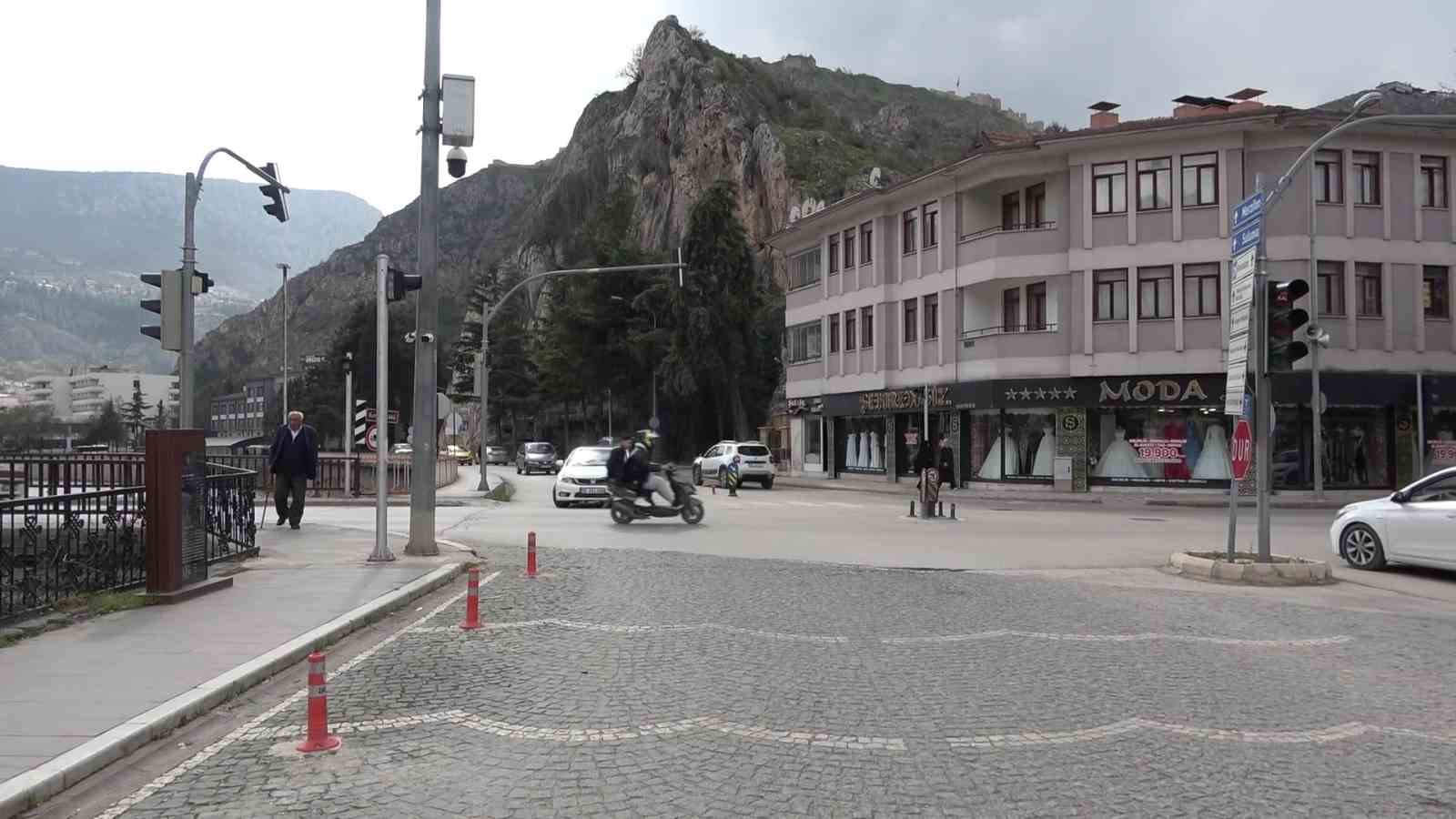 amasyada-otomobilin-carptigi-motosikletli-havada-takla-atti
