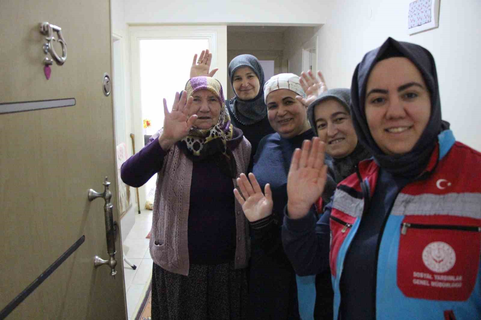 amasyada-yaslilarin-bayram-temizligini-vefali-eller-yapti