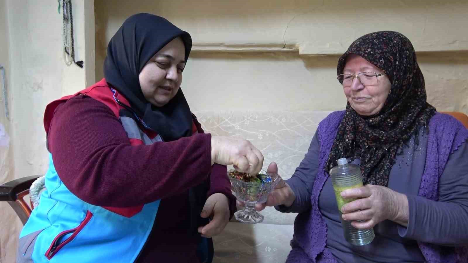 amasyada-yaslilarin-bayram-temizligini-vefali-eller-yapti