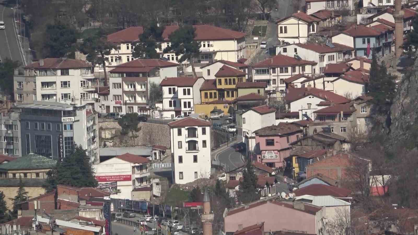 amasyada-yaslilarin-bayram-temizligini-vefali-eller-yapti