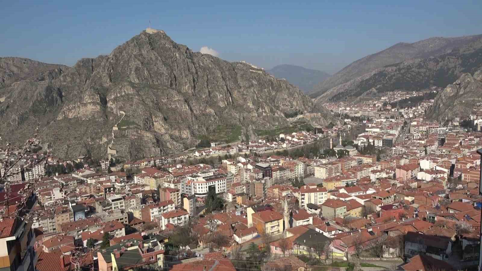 amasyada-yaslilarin-bayram-temizligini-vefali-eller-yapti