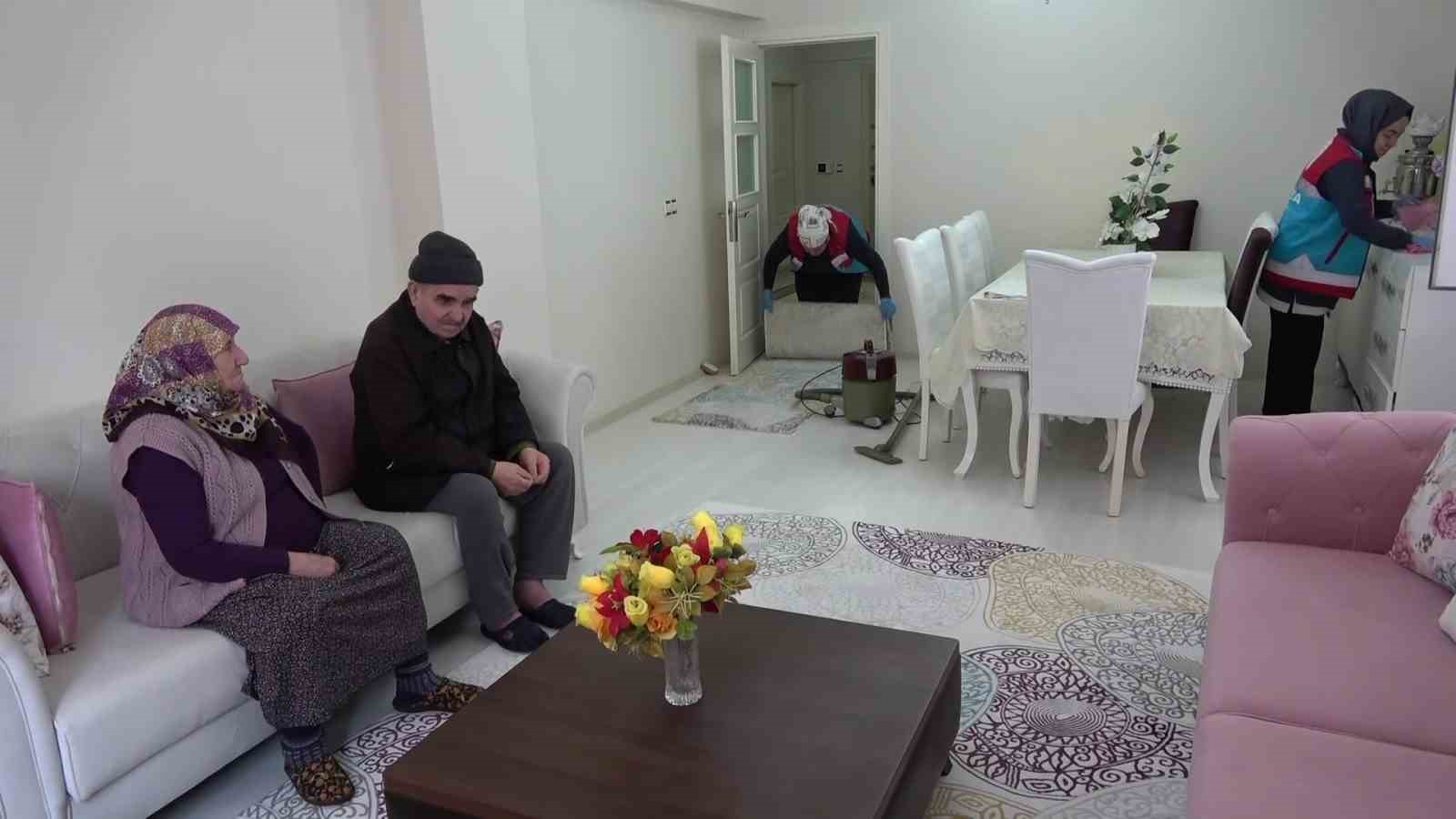 amasyada-yaslilarin-bayram-temizligini-vefali-eller-yapti
