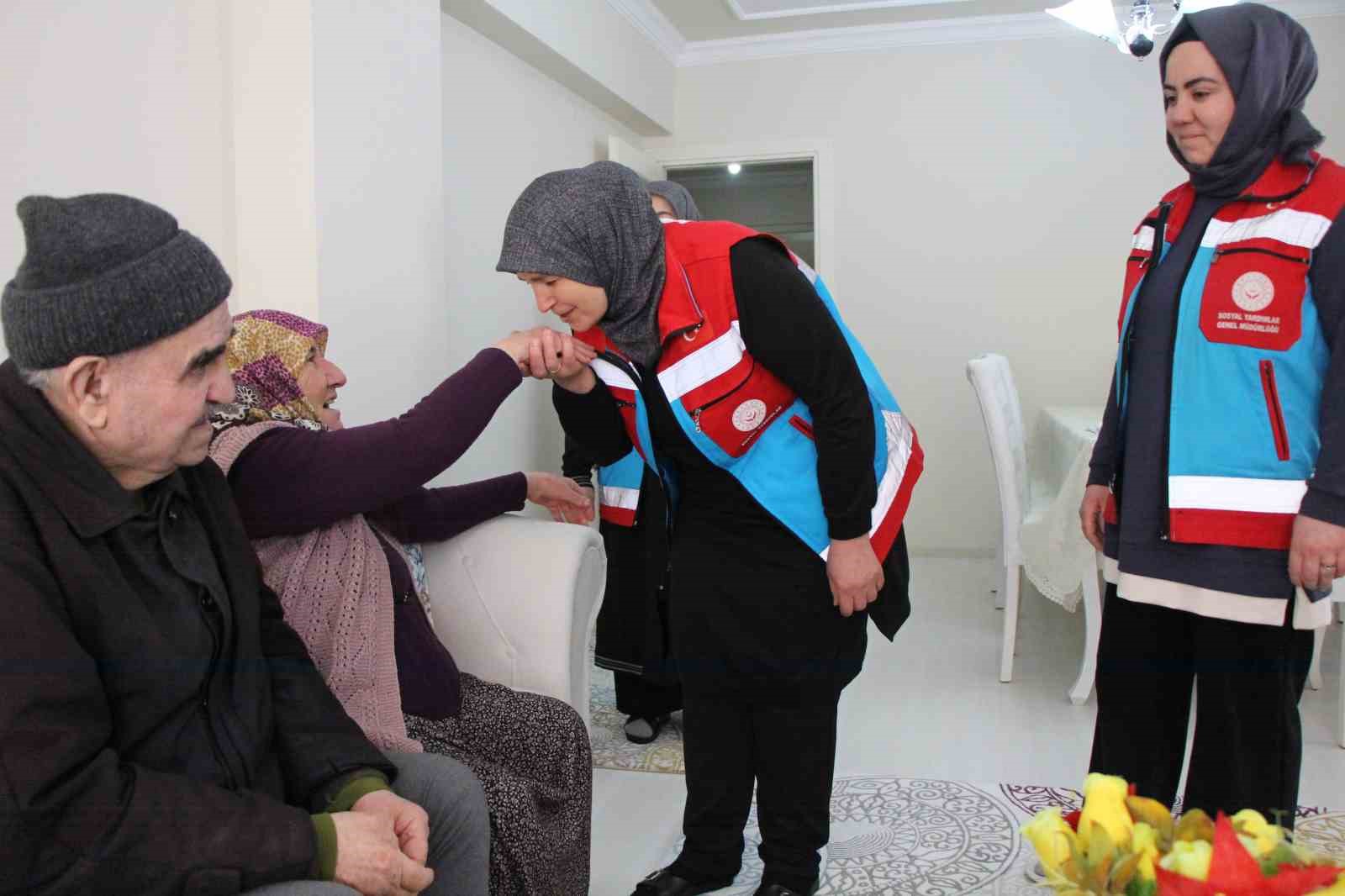 amasyada-yaslilarin-bayram-temizligini-vefali-eller-yapti