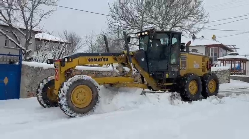 amasyaya-mart-ayinda-kis-geri-dondu-alan-koyunde-karli-yol-greyderle-acildi