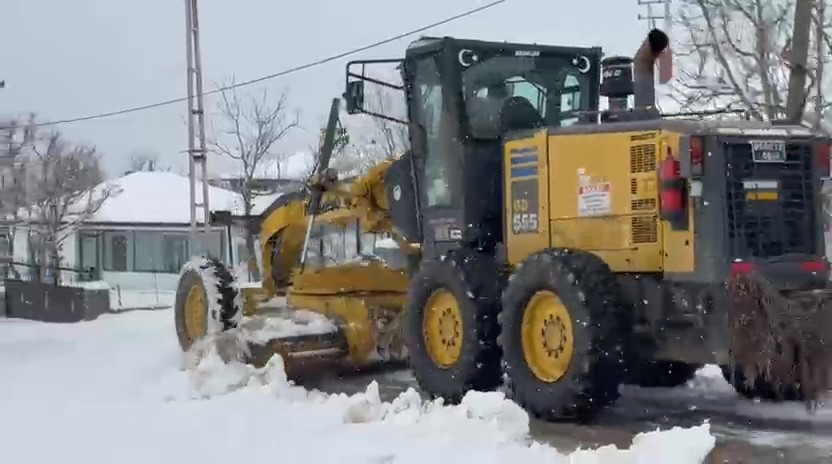 amasyaya-mart-ayinda-kis-geri-dondu-alan-koyunde-karli-yol-greyderle-acildi