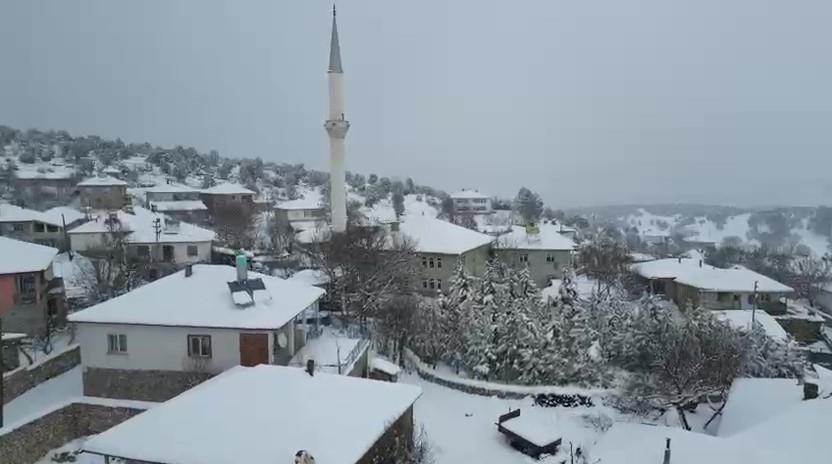 amasyaya-mart-ayinda-kis-geri-dondu-alan-koyunde-karli-yol-greyderle-acildi