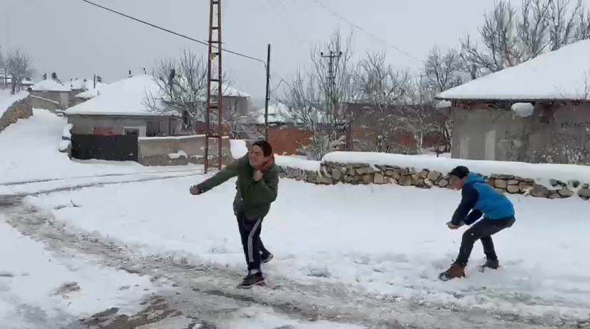 amasyaya-mart-ayinda-kis-geri-dondu-alan-koyunde-karli-yol-greyderle-acildi