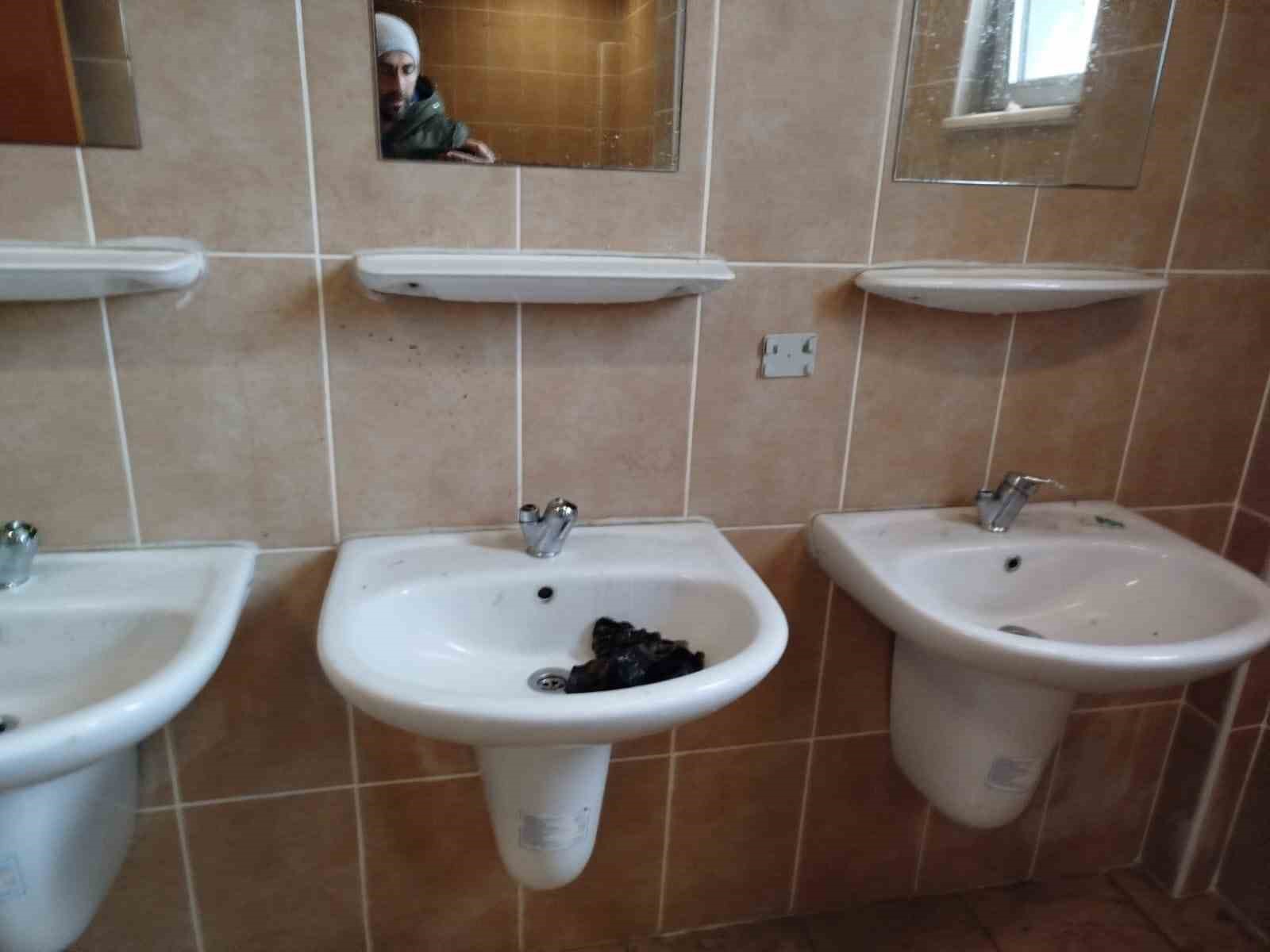 amator-lig-macinda-olay-cikti-musluklar-sokuldu-camlar-kirildi