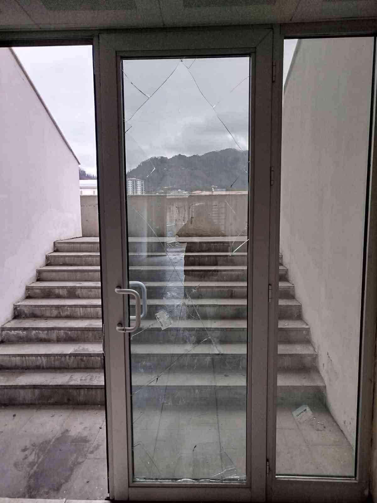 amator-lig-macinda-olay-cikti-musluklar-sokuldu-camlar-kirildi