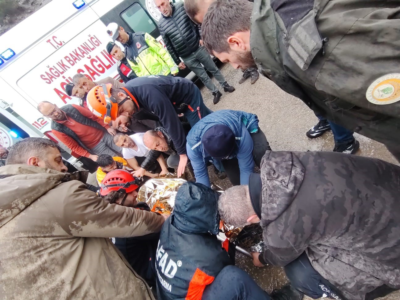 artvinde-arac-ucuruma-yuvarlandi-1-yarali