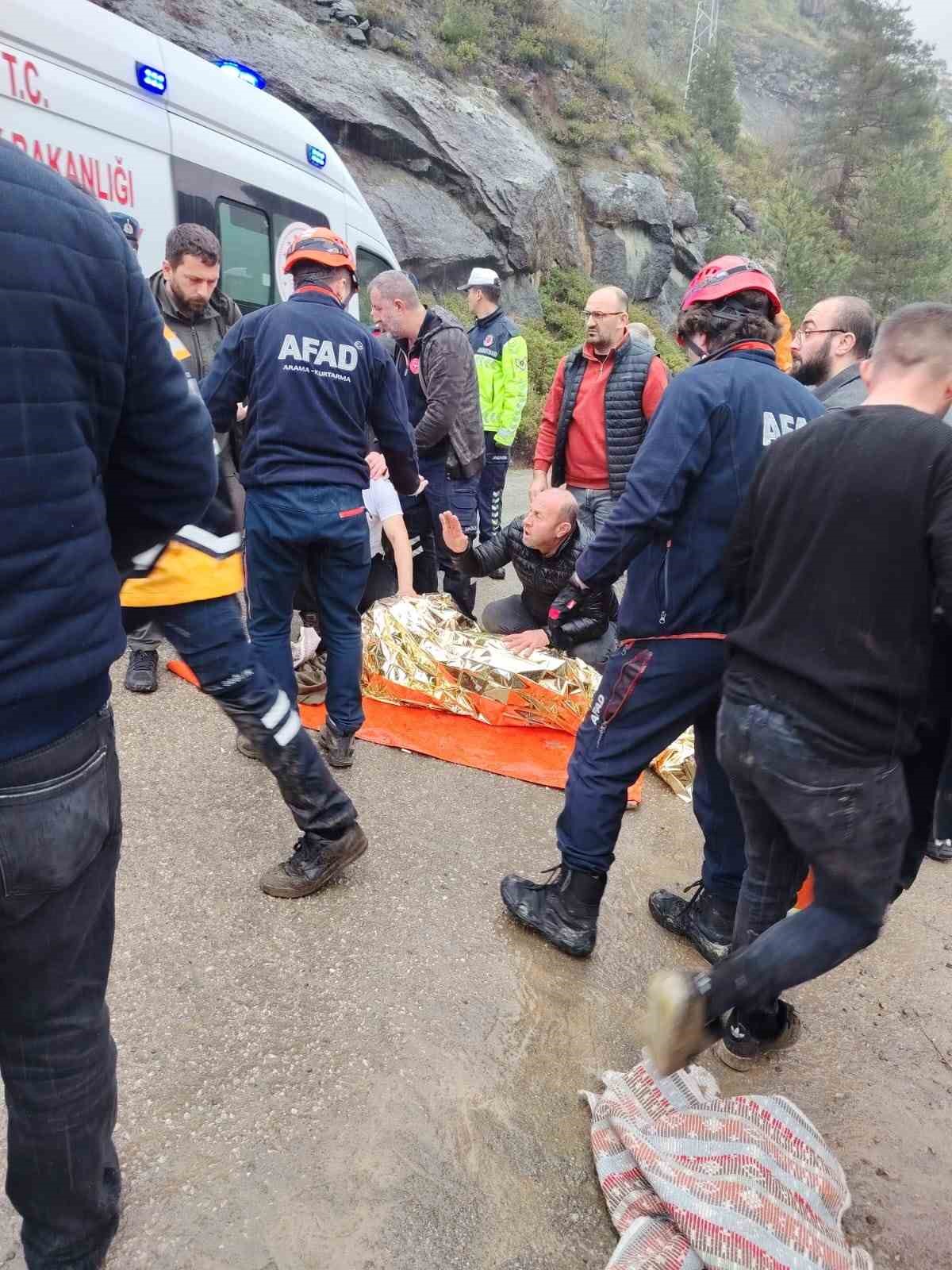 artvinde-arac-ucuruma-yuvarlandi-1-yarali