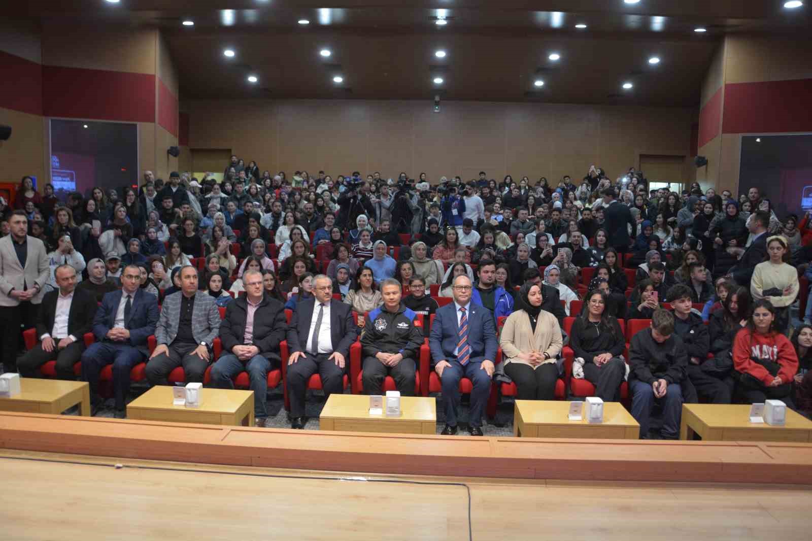 astronot-alper-gezeravci-universite-ogrencileriyle-bulustu