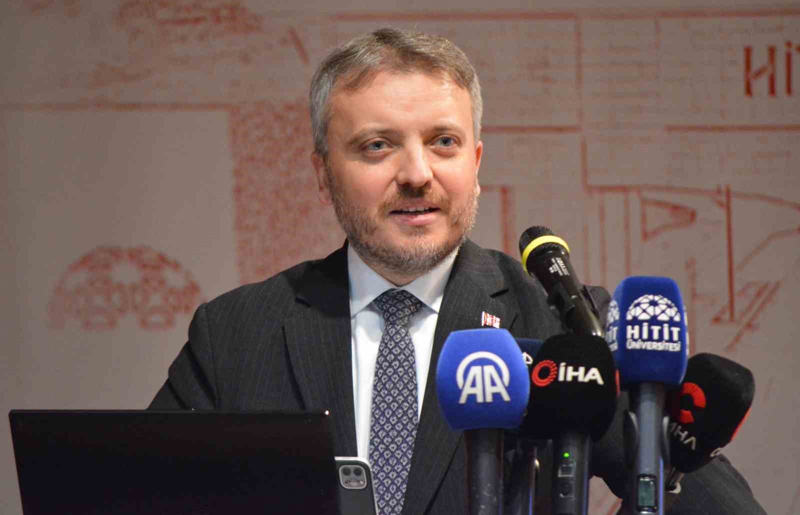 astronot-alper-gezeravci-universite-ogrencileriyle-bulustu