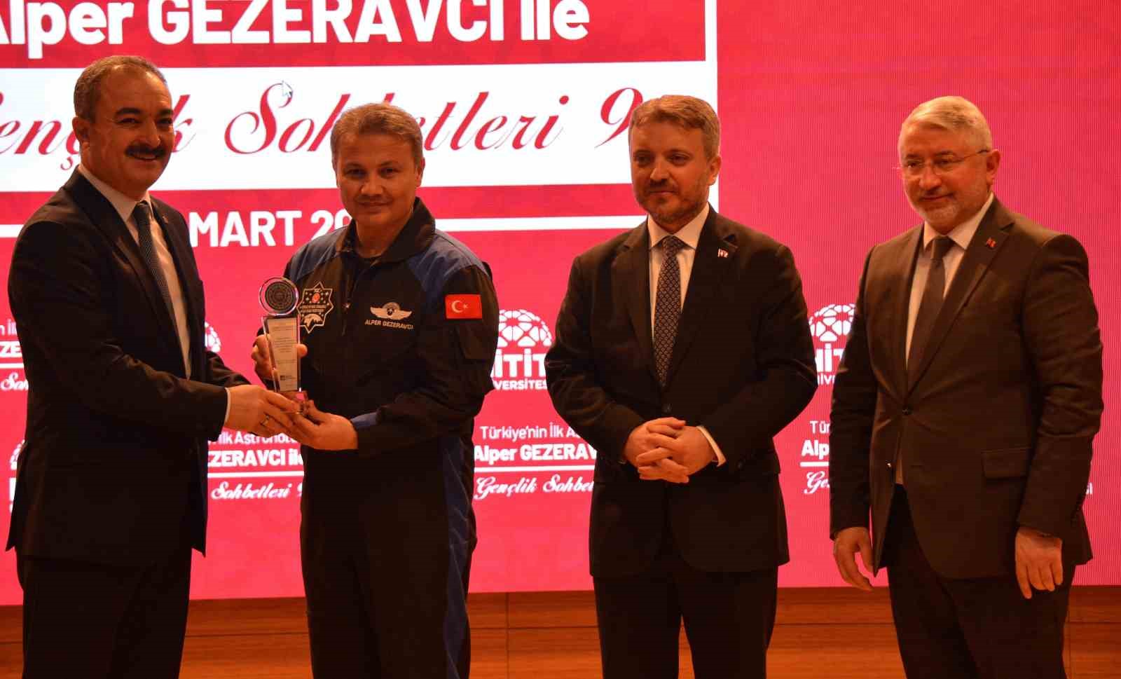 astronot-alper-gezeravci-universite-ogrencileriyle-bulustu