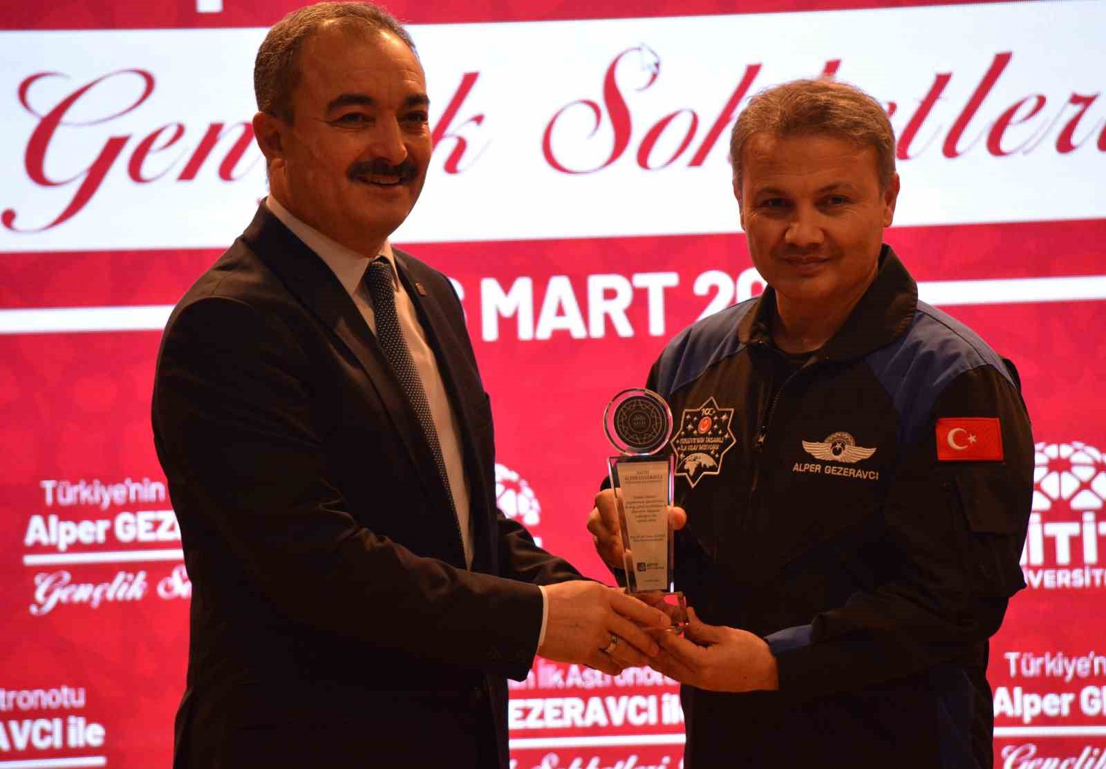 astronot-alper-gezeravci-universite-ogrencileriyle-bulustu