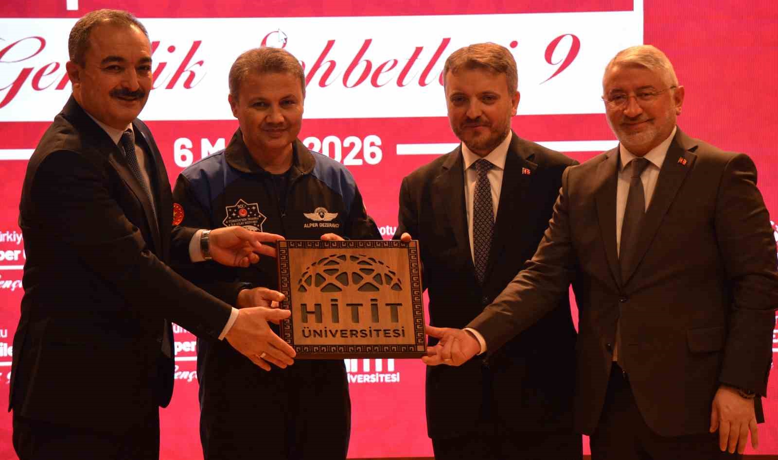 astronot-alper-gezeravci-universite-ogrencileriyle-bulustu