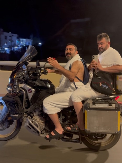 atalarinin-develerle-gittigi-umre-yolculugunu-onlar-motosikletleri-ile-yapti