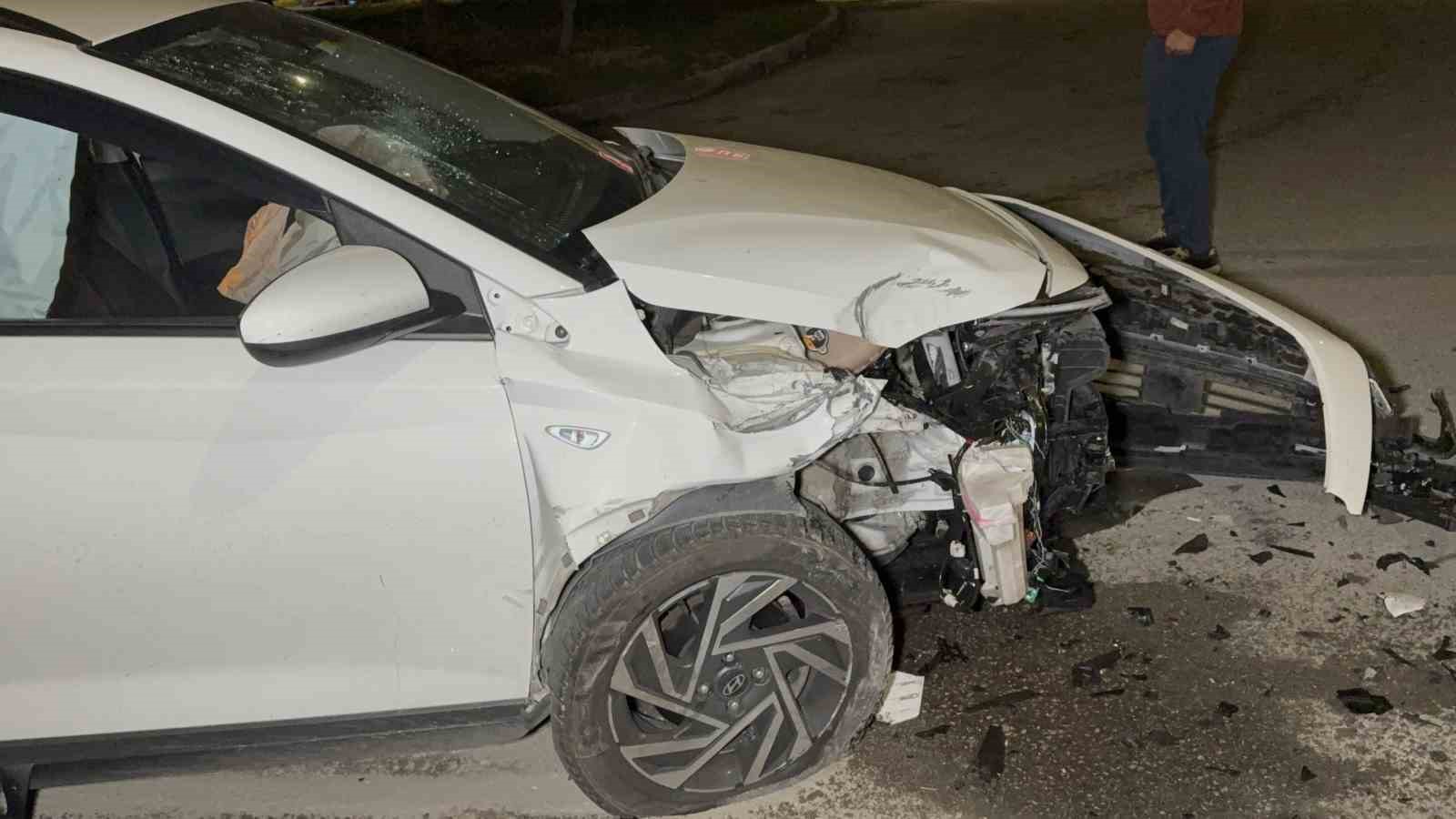 ayni-kavsakta-9-yil-sonra-yine-kaza-yapti-2-yarali