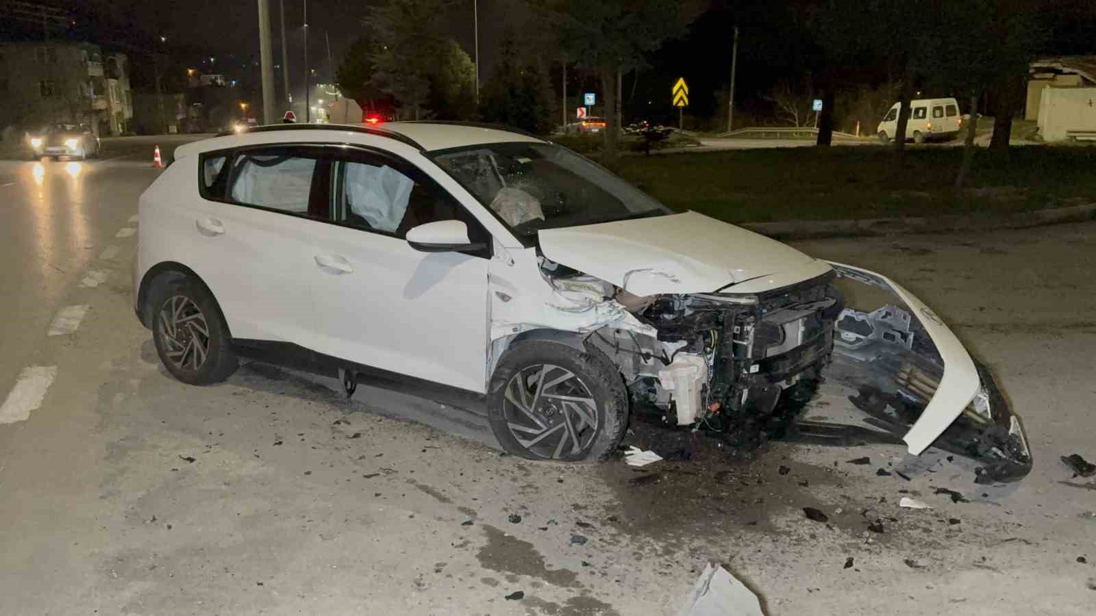 ayni-kavsakta-9-yil-sonra-yine-kaza-yapti-2-yarali