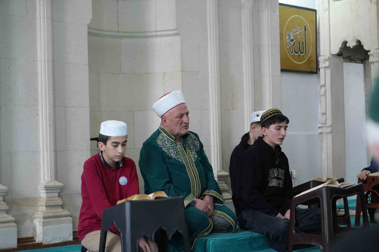 ayni-kubbe-altinda-iki-nesil-hafiz-ogul-mukabele-okuyor-imam-hatip-baba-namaz-kildiriyor