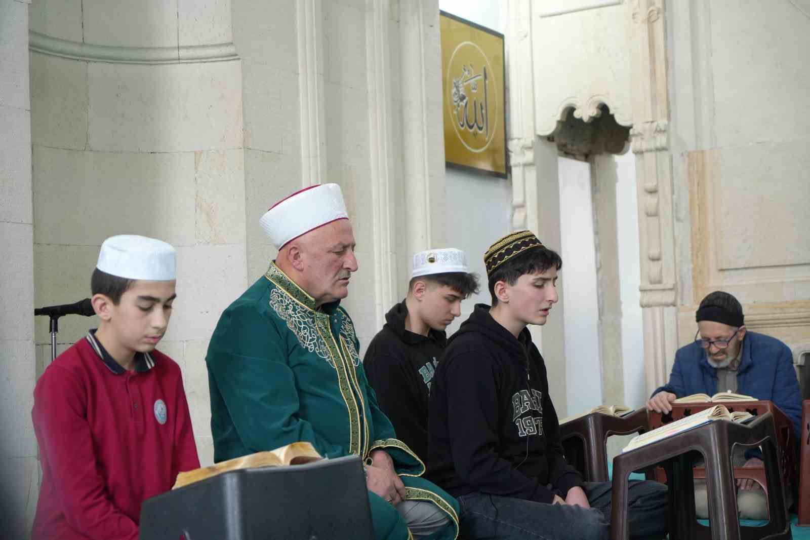 ayni-kubbe-altinda-iki-nesil-hafiz-ogul-mukabele-okuyor-imam-hatip-baba-namaz-kildiriyor