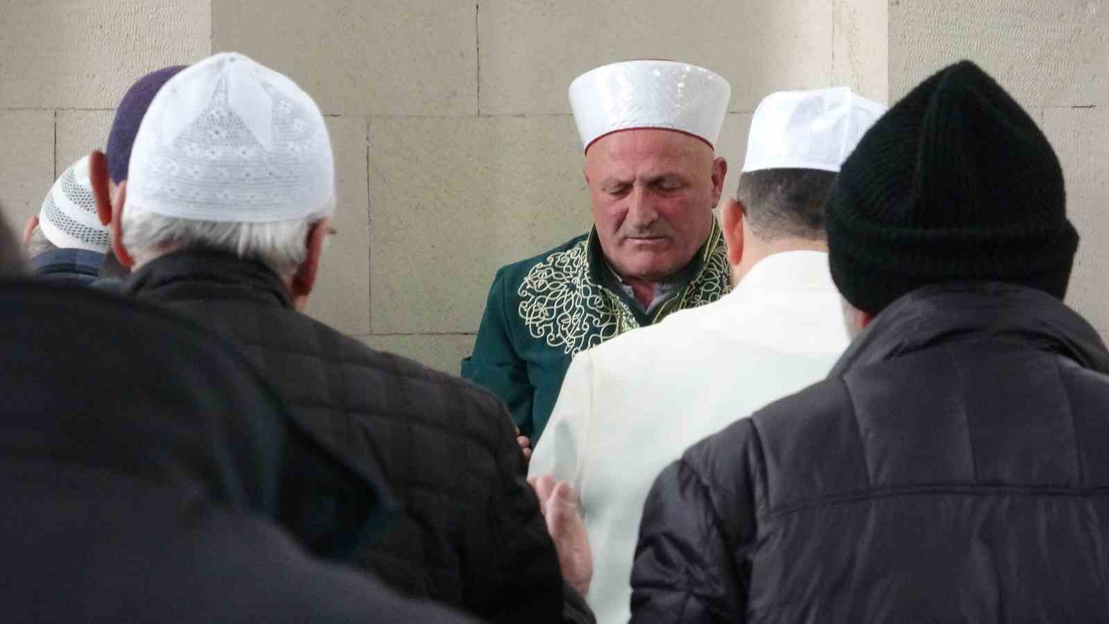 ayni-kubbe-altinda-iki-nesil-hafiz-ogul-mukabele-okuyor-imam-hatip-baba-namaz-kildiriyor