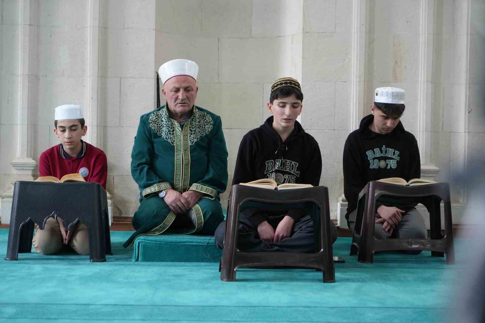 ayni-kubbe-altinda-iki-nesil-hafiz-ogul-mukabele-okuyor-imam-hatip-baba-namaz-kildiriyor