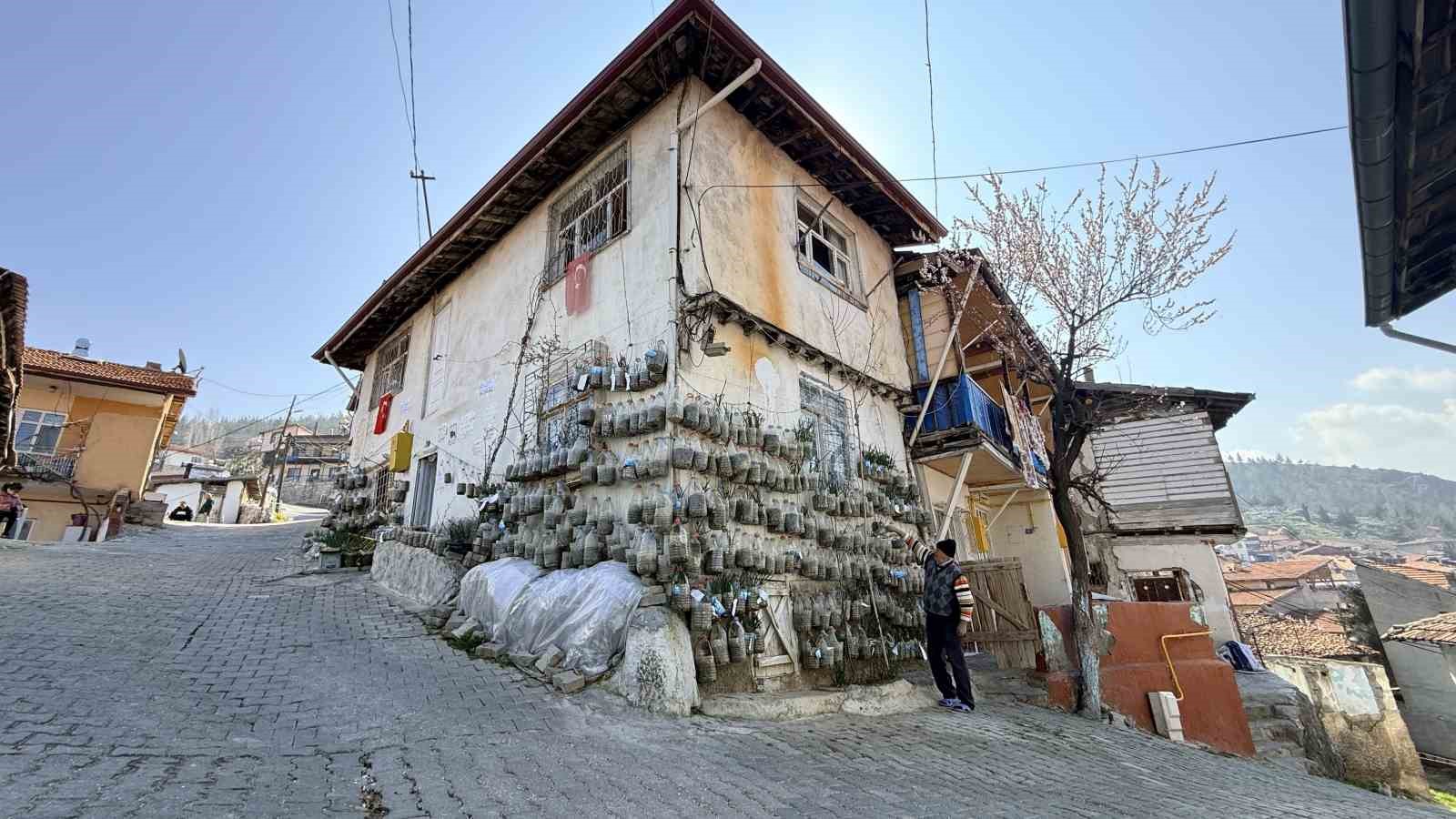bahcede-yetistiremeyince-cozumu-evinin-duvarinda-buldu
