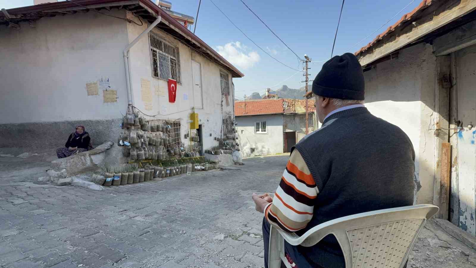bahcede-yetistiremeyince-cozumu-evinin-duvarinda-buldu