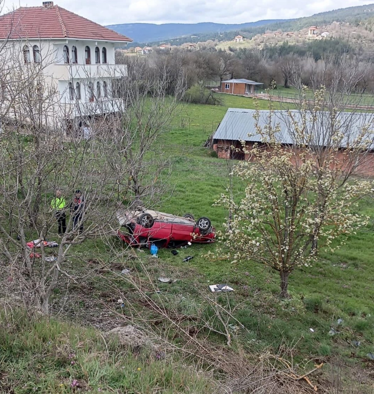 bahceye-ucup-takla-atan-otomobilin-surucusu-yaralandi