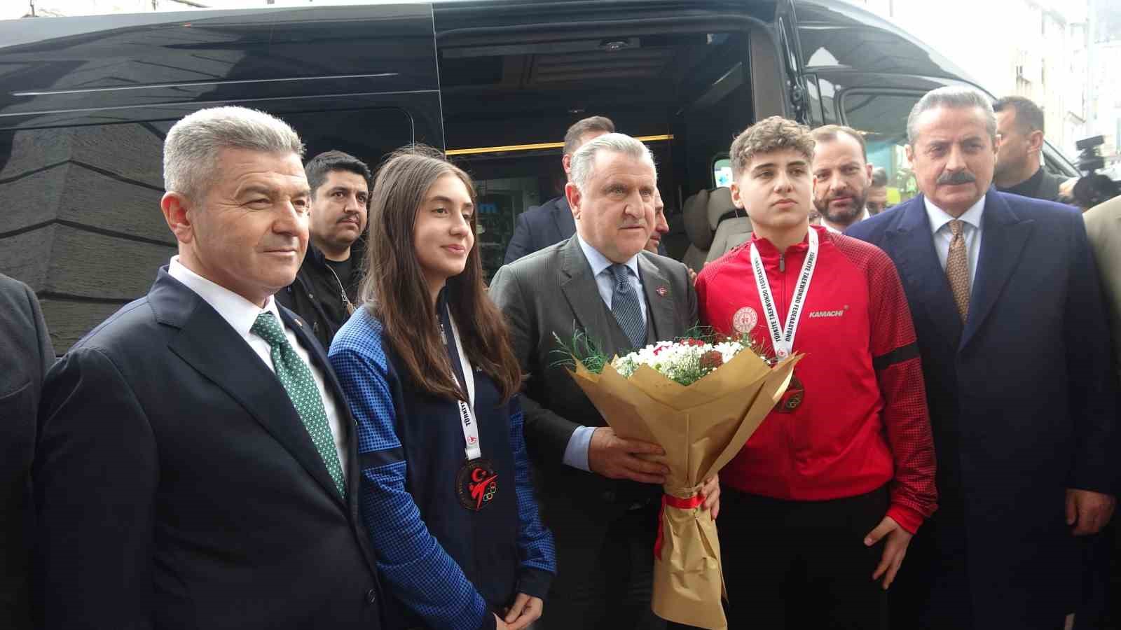 bakan-bak-arda-gulerin-golu-turk-futbolu-adina-gurur-verici