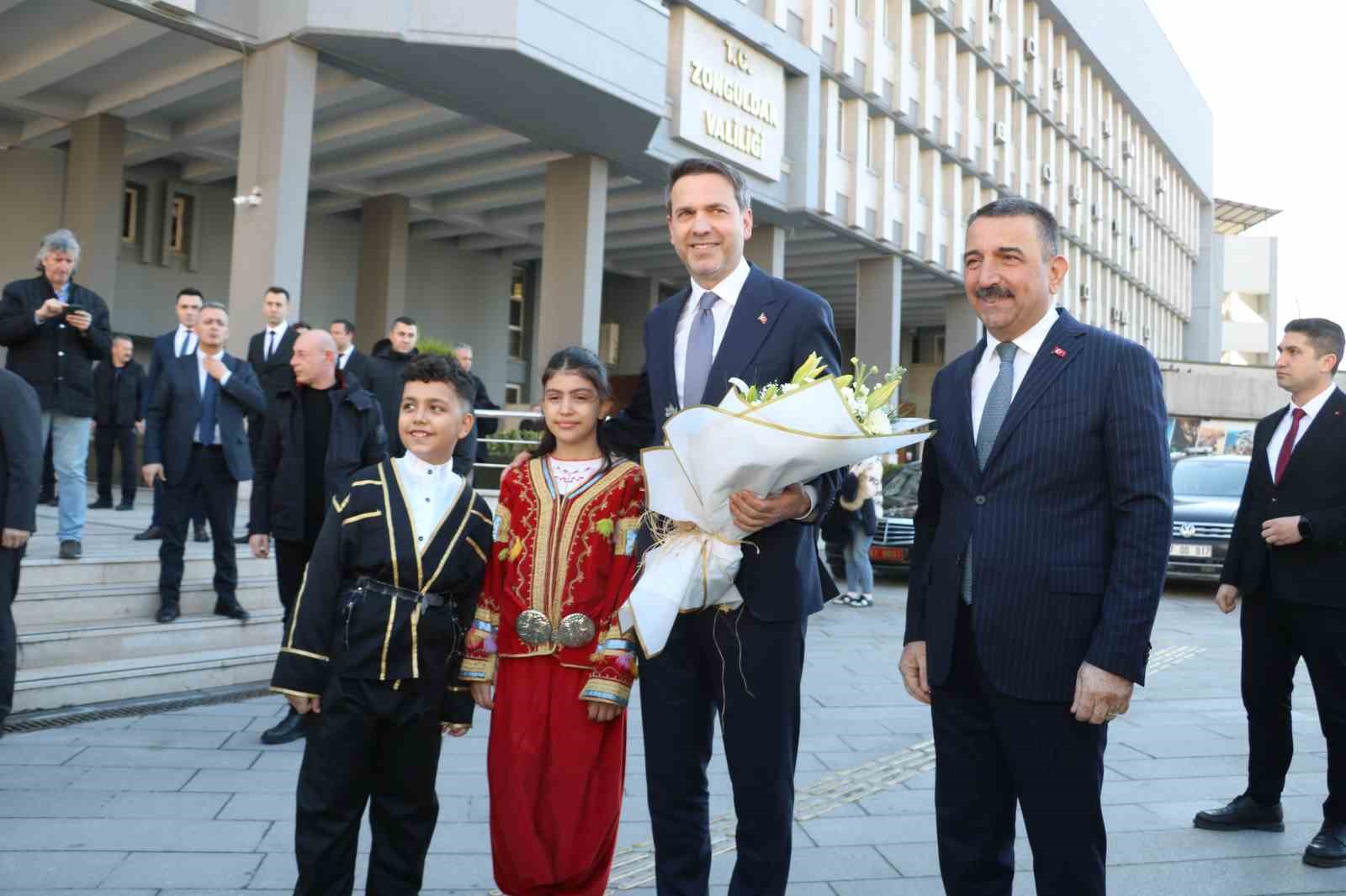 bakan-bayraktar-dogalgaz-uretimi-2028de-4-katina-cikacak-ve-17-milyon-hanenin-ihtiyacini-kendi-gazimiz-ile-karsilamis-olacagiz