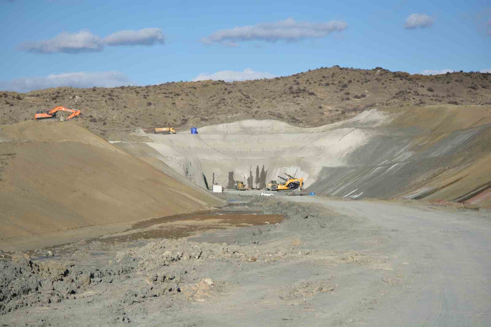 bakan-uraloglu-delice-corum-hizli-tren-hattinda-fiziki-ilerleme-yuzde-25e-yaklasti