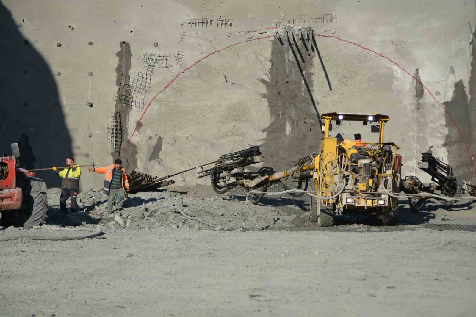 bakan-uraloglu-delice-corum-hizli-tren-hattinda-fiziki-ilerleme-yuzde-25e-yaklasti