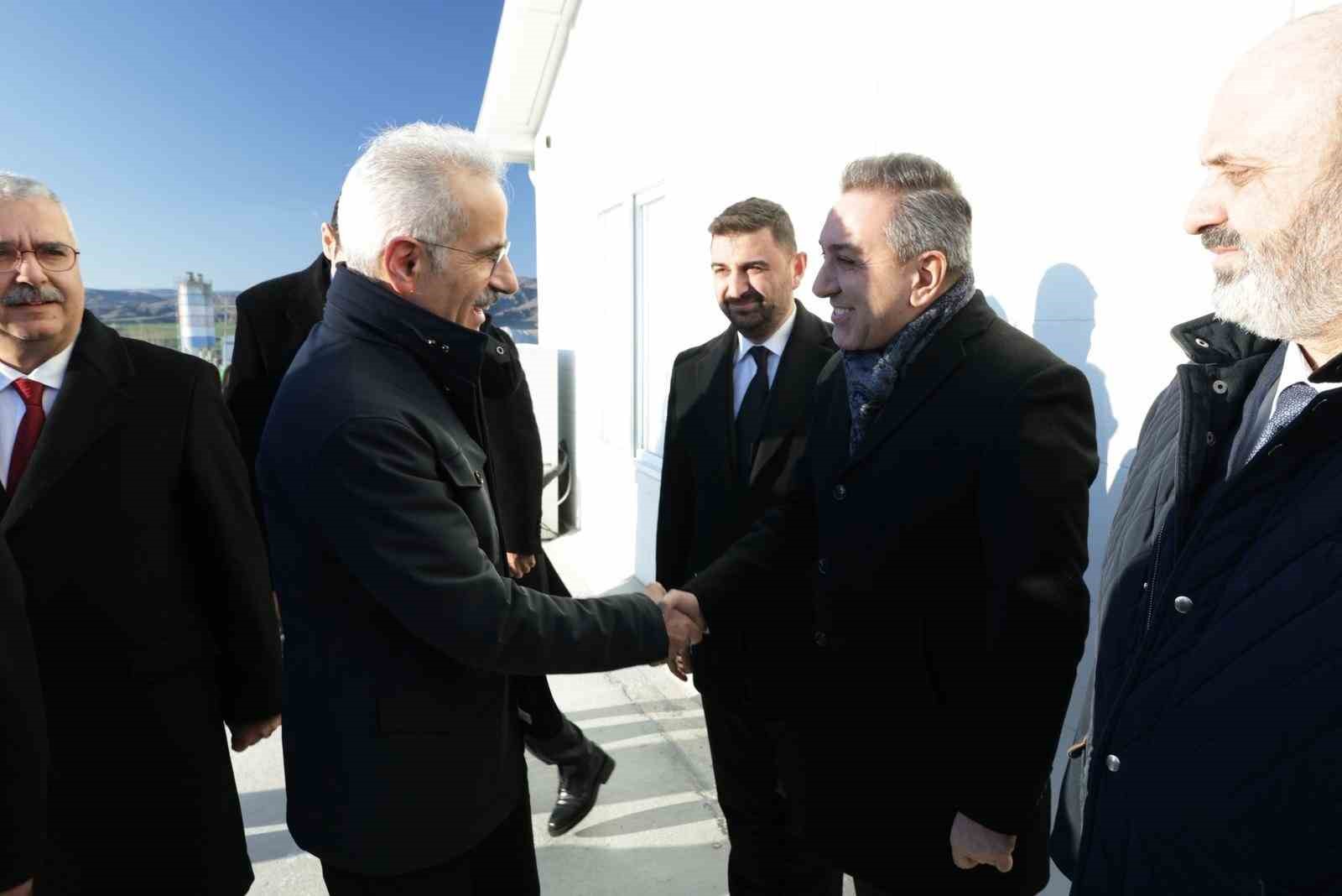 bakan-uraloglu-delice-corum-hizli-tren-hattinda-fiziki-ilerleme-yuzde-25e-yaklasti