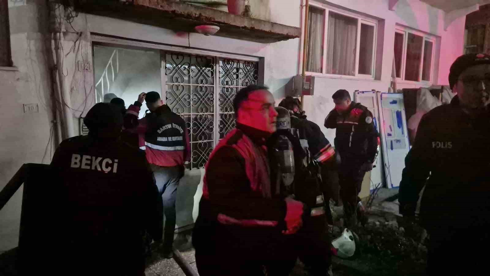 bartinda-4-katli-apartmanda-yangin-panigi-2-kisi-dumandan-etkilendi