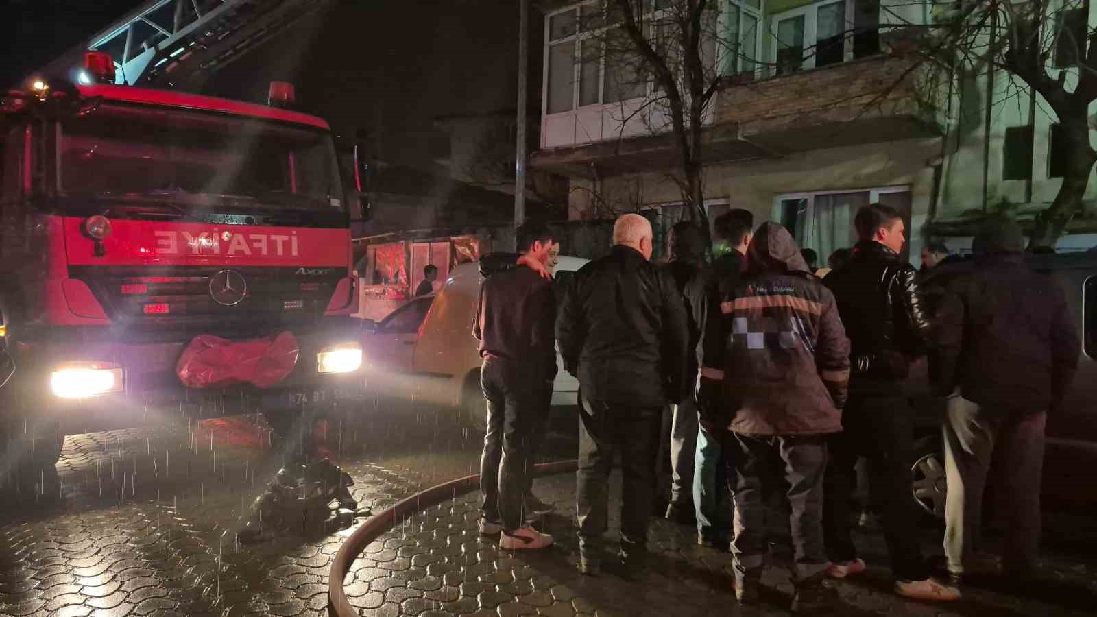 bartinda-4-katli-apartmanda-yangin-panigi-2-kisi-dumandan-etkilendi