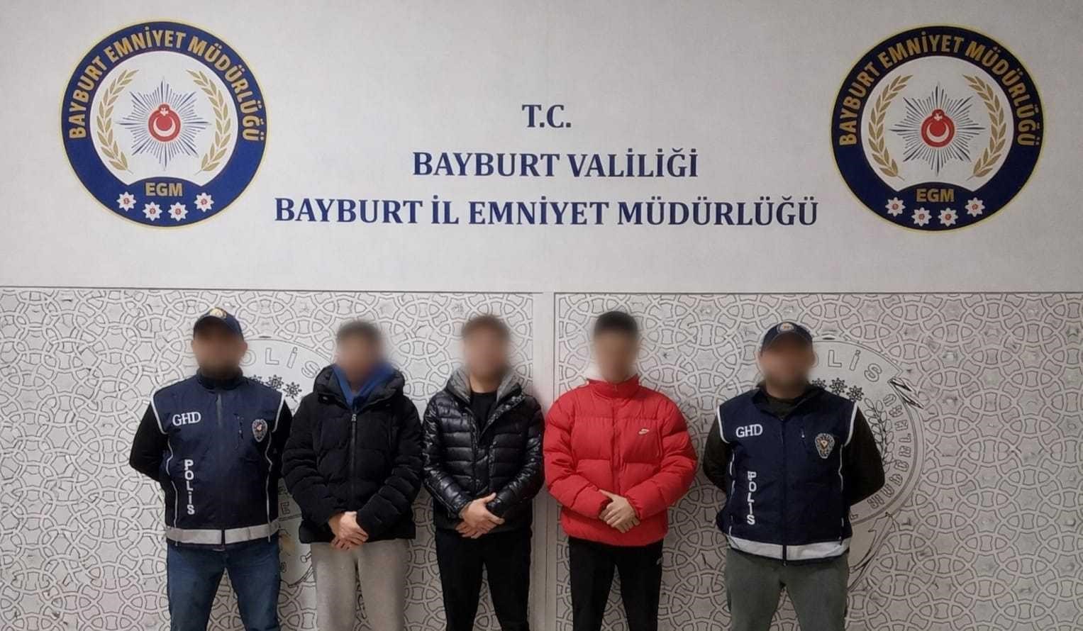 bayburtta-8-duzensiz-gocmen-ile-3-supheli-yakalandi