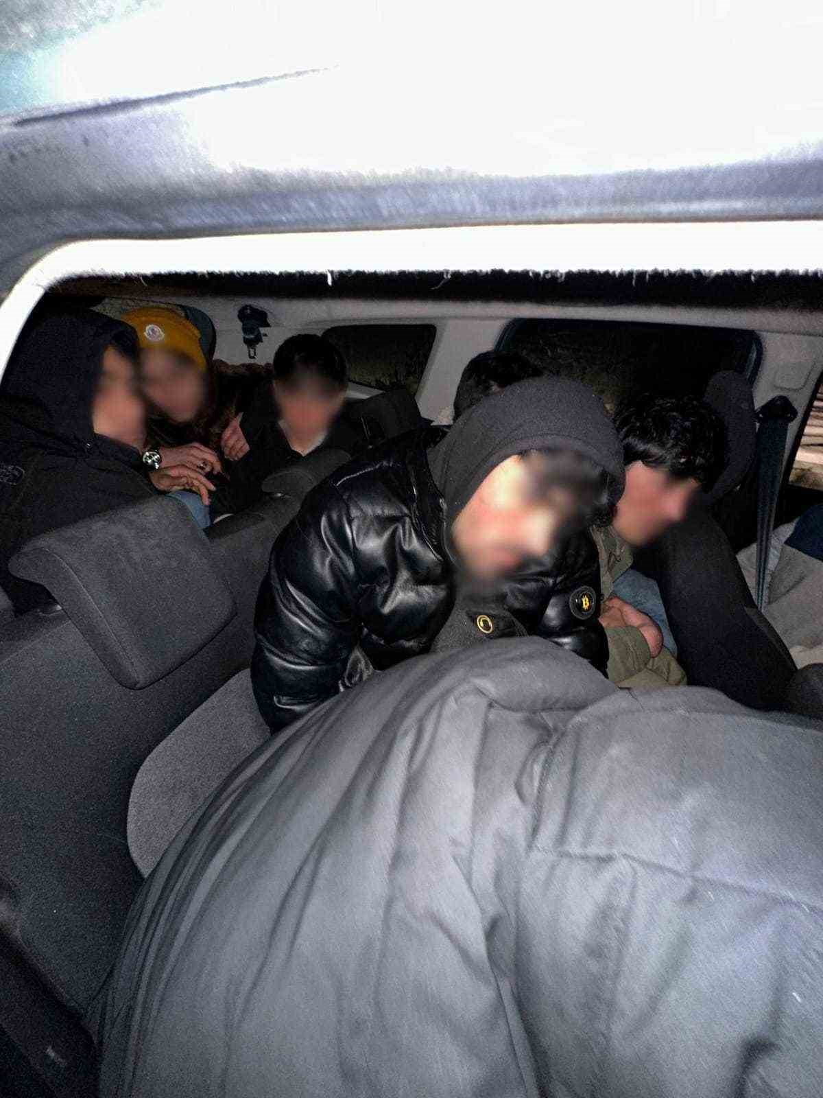 bayburtta-8-duzensiz-gocmen-ile-3-supheli-yakalandi