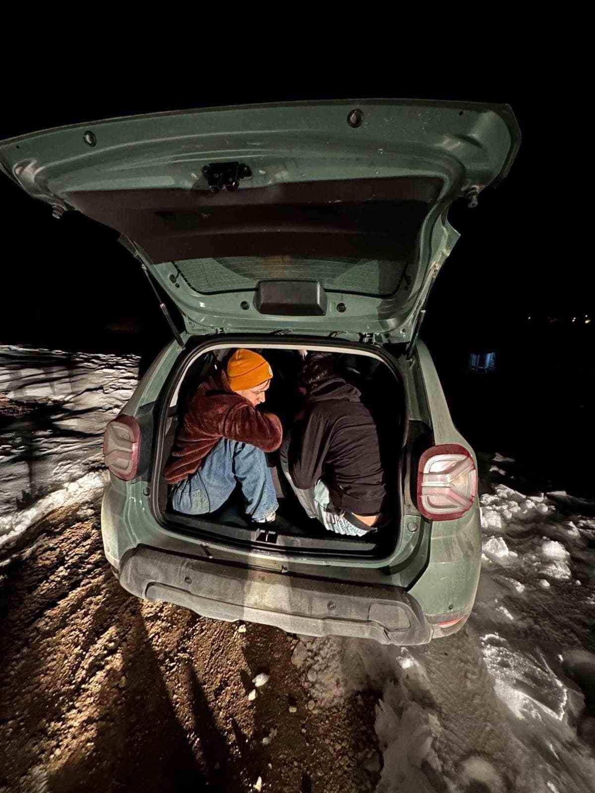 bayburtta-8-duzensiz-gocmen-ile-3-supheli-yakalandi