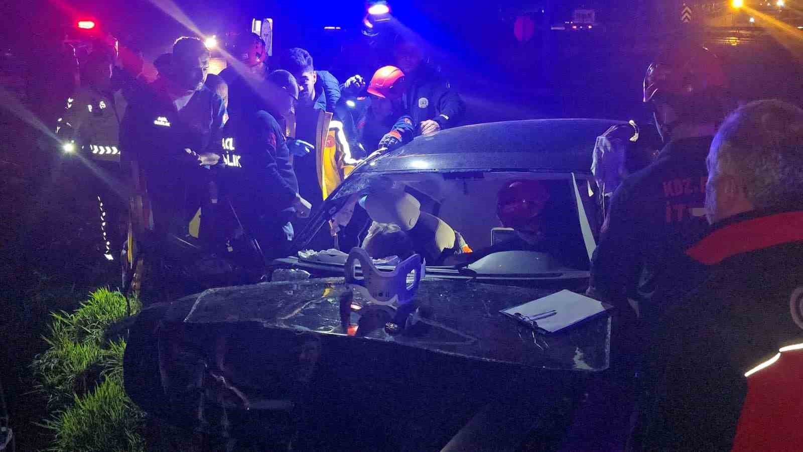 beton-bariyere-carpan-otomobil-kazasi-guvenlik-kamerasinda