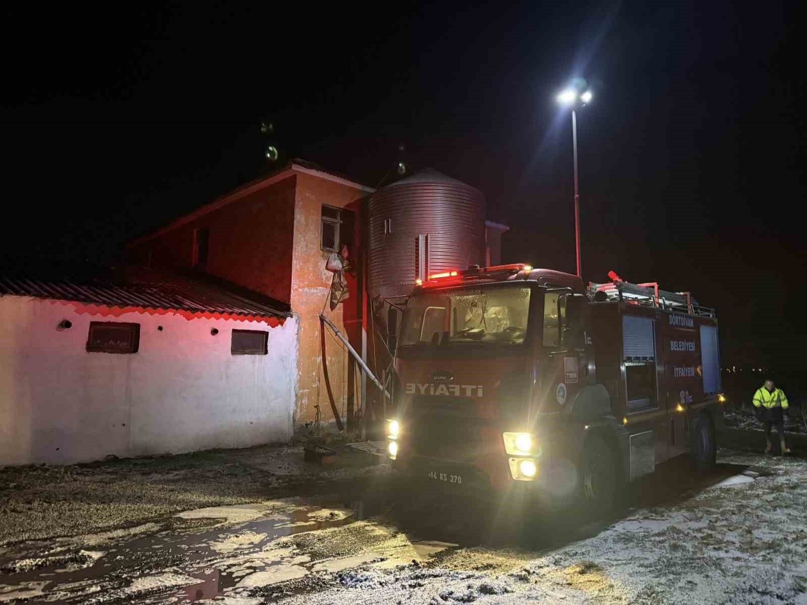 boluda-bacadan-cikan-yangin-2-katli-evin-catisini-sardi