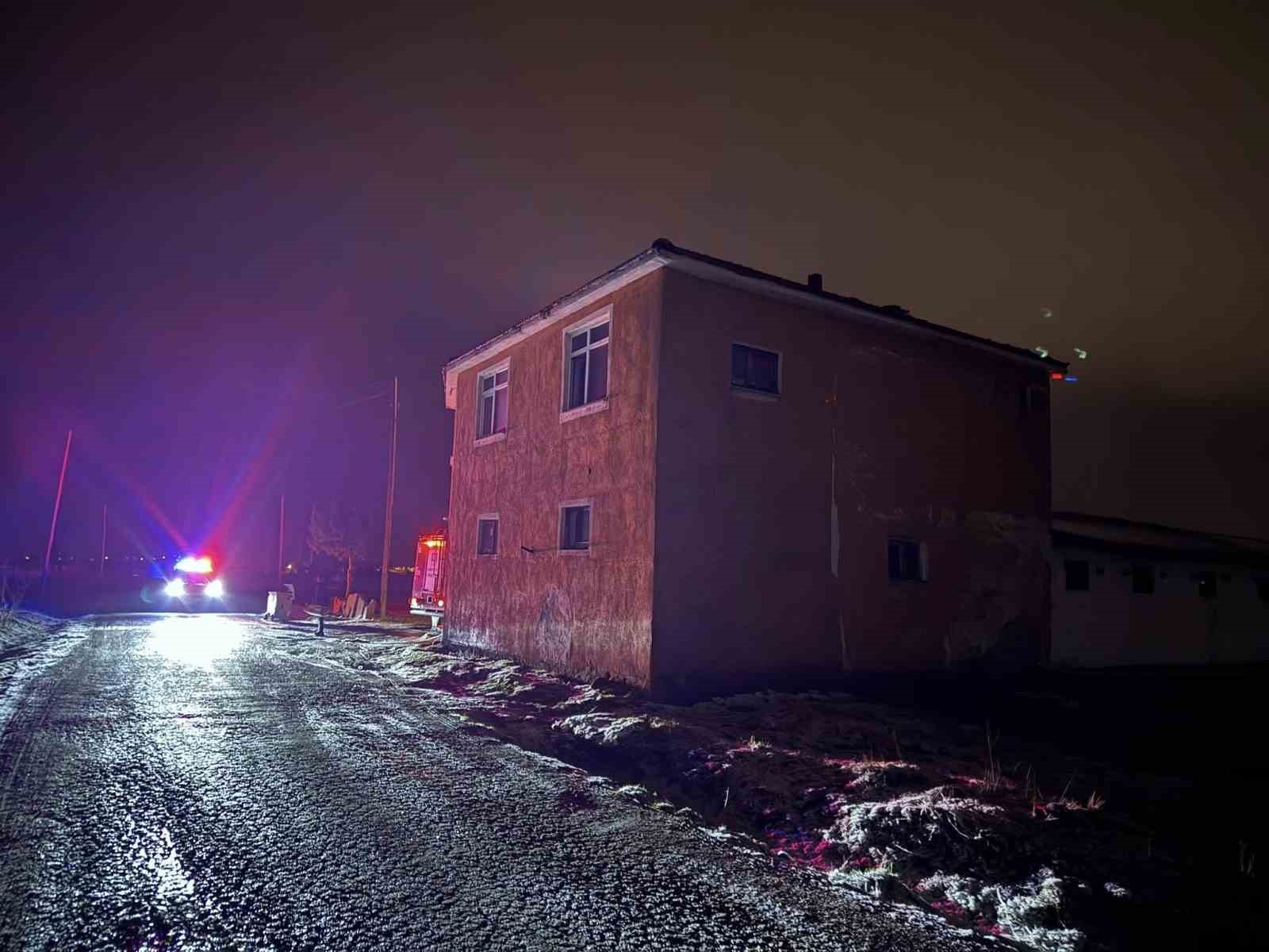 boluda-bacadan-cikan-yangin-2-katli-evin-catisini-sardi