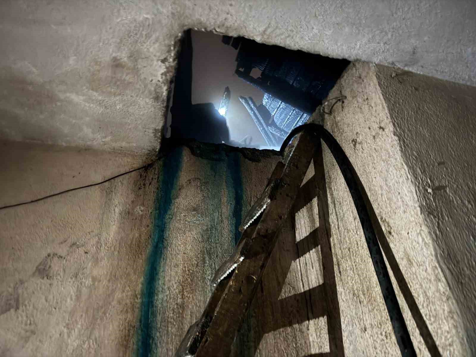 boluda-bacadan-cikan-yangin-2-katli-evin-catisini-sardi